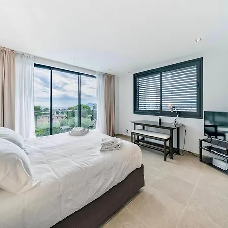 Feriehus Majestic Cannes Villa, Tranquil Oasis *
