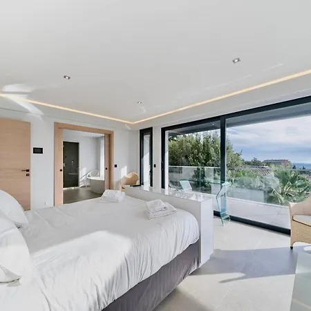 Casa vacanze Majestic Cannes Villa, Tranquil Oasis *